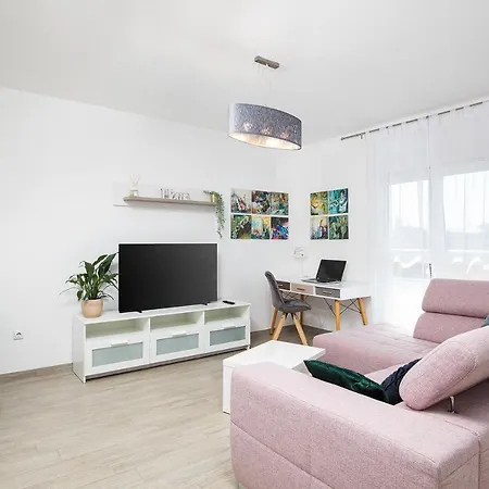 Sweet Center With Balcony & Private Parking Apartment Pula