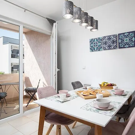 Sweet Center With Balcony & Private Parking Apartment