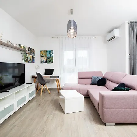 Sweet Center With Balcony & Private Parking Apartment