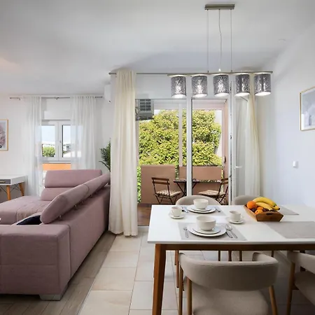 Stylish With Balcony & Free Parking Pula