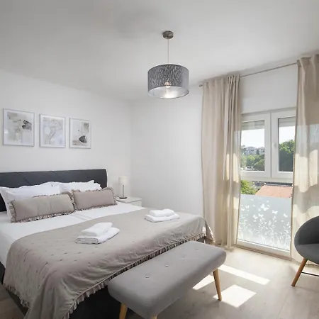 Stylish With Balcony & Free Parking * Pula