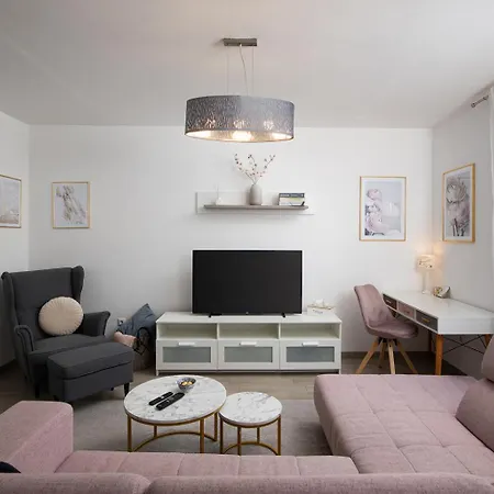 Stylish With Balcony & Free Parking