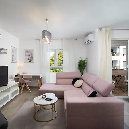 Lejlighed Stylish With Balcony & Free Parking Pula