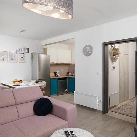 Stylish With Balcony & Free Parking *