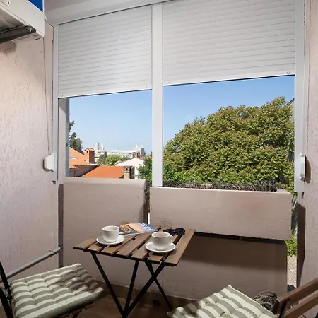 Stylish With Balcony & Free Parking Pula