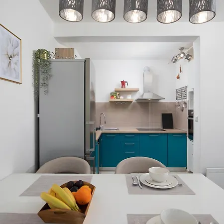 Stylish With Balcony & Free Parking *
