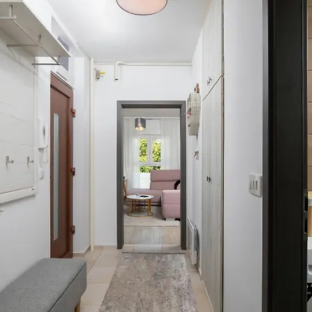 Stylish With Balcony & Free Parking