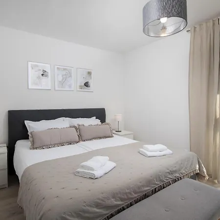 Lejlighed Stylish With Balcony & Free Parking