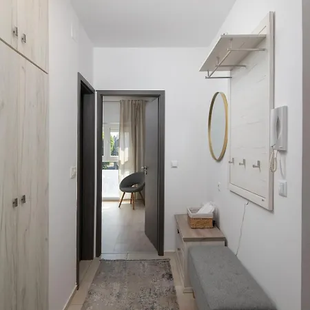 Stylish With Balcony & Free Parking *
