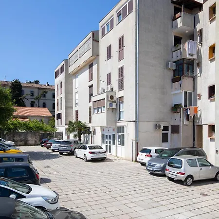 Stylish With Balcony & Free Parking Lejlighed Pula