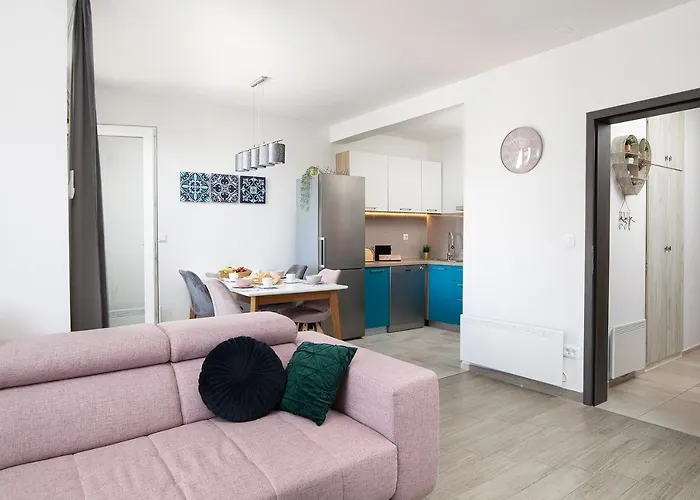 Stylish With Balcony & Free Parking 公寓 *