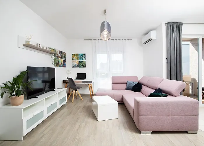 Stylish With Balcony & Free Parking 公寓
