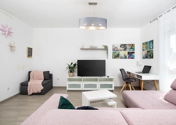 Stylish With Balcony & Free Parking 公寓