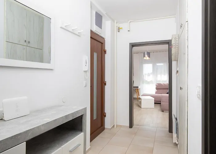 Stylish With Balcony & Free Parking 公寓