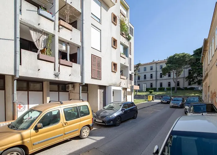 公寓 Stylish With Balcony & Free Parking 普拉